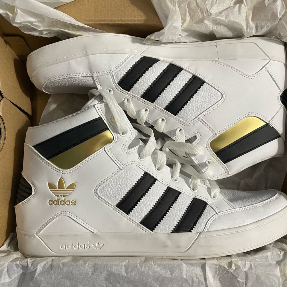 New in box Adidas hard court size mens 13